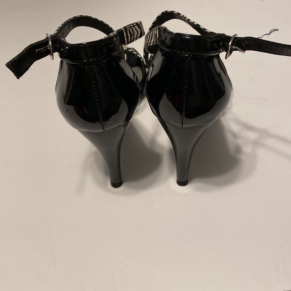Dana Buchman High Heels Size 7.5 - Picture 2 of 4